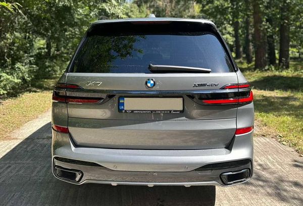 Оренда BMW X7 40D 2024 рік cірий з водієм