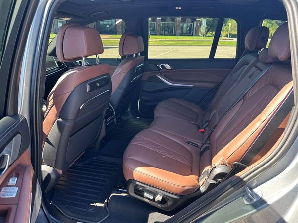 Оренда BMW X7 40D 2024 рік cірий з водієм