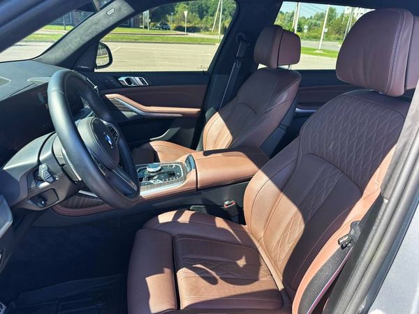 Оренда BMW X7 40D 2024 рік cірий з водієм