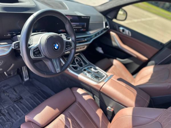 Аренда BMW X7 40D 2024 год серый с водителем