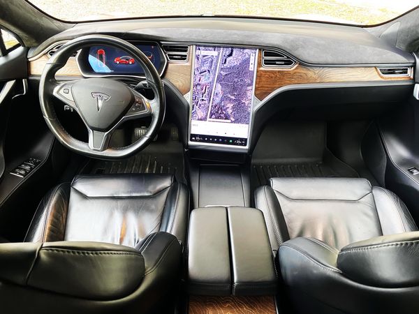 Tesla Model S 75 D красная арендовать на прокат в Киеве