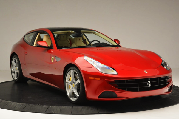 Ferrari Four красная спорткар в аренду с водителем на прокат
