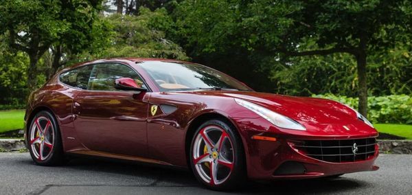 Ferrari Four красная спорткар в аренду с водителем на прокат