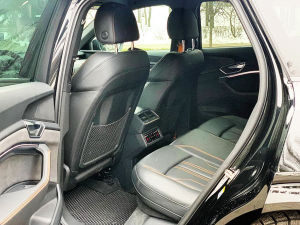 Audi E-tron электро с водителем без водителя на свадьбу аренда киев на прокат