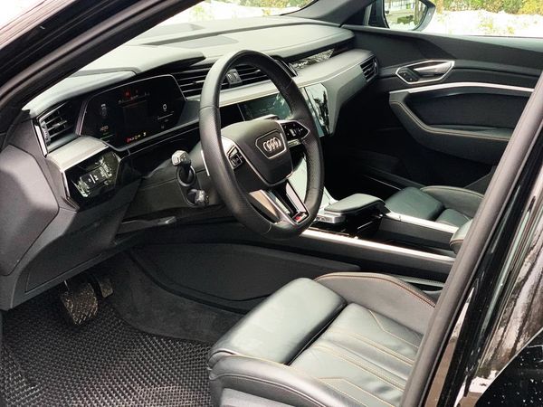 Audi E-tron электро с водителем без водителя на свадьбу аренда киев на прокат