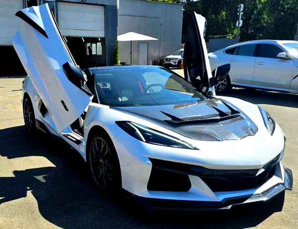 Кабриолет Chevrolete Corvette белый на съемки фотосессии свадьбы аренда