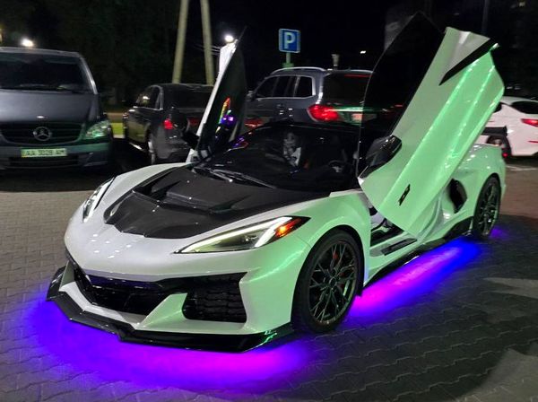 Кабриолет Chevrolete Corvette белый на съемки фотосессии свадьбы аренда