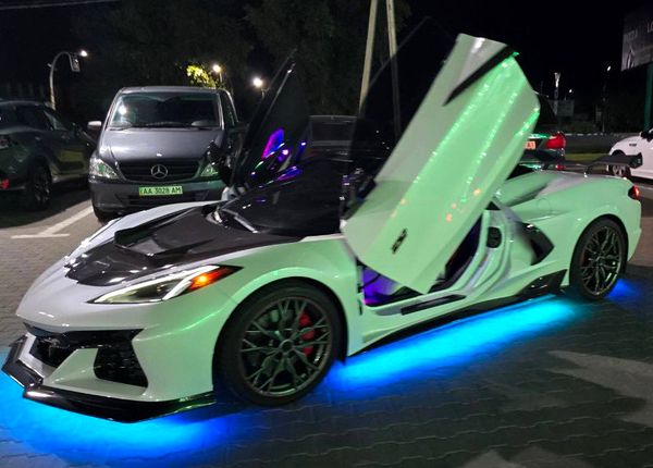 Кабриолет Chevrolete Corvette белый на съемки фотосессии свадьбы аренда