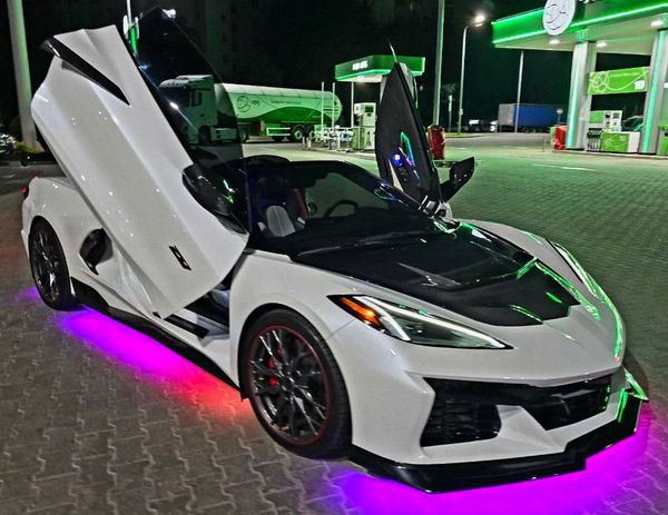 Кабриолет Chevrolete Corvette белый на съемки фотосессии свадьбы аренда