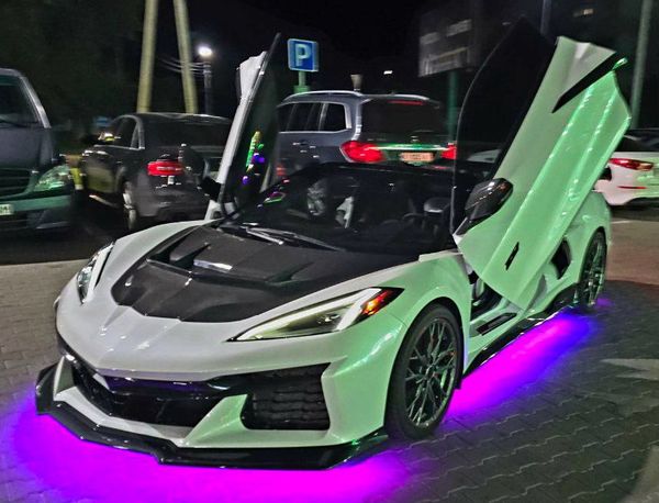 Кабриолет Chevrolete Corvette белый на съемки фотосессии свадьбы аренда