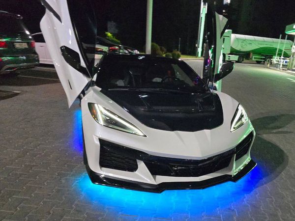 Кабриолет Chevrolete Corvette белый на съемки фотосессии свадьбы аренда