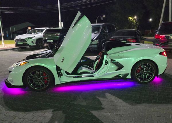 Кабриолет Chevrolete Corvette белый на съемки фотосессии свадьбы аренда