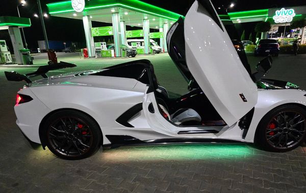 Кабриолет Chevrolete Corvette белый на съемки фотосессии свадьбы аренда