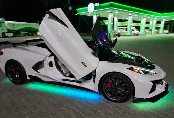 Кабриолет Chevrolete Corvette белый на съемки фотосессии свадьбы аренда