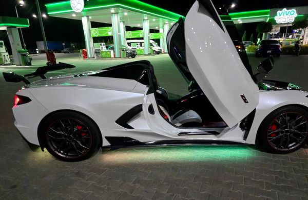 Кабриолет Chevrolete Corvette белый на съемки фотосессии свадьбы аренда