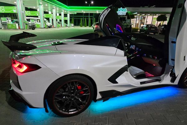 Кабриолет Chevrolete Corvette белый на съемки фотосессии свадьбы аренда