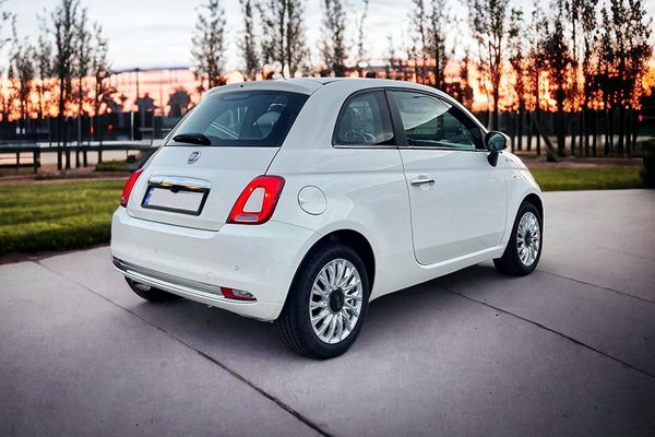 Седан Fiat 500 белый с водителем аренда эконом авто на прокат без водителя в Киеве