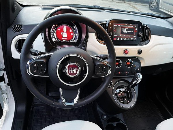 Седан Fiat 500 белый с водителем аренда эконом авто на прокат без водителя в Киеве