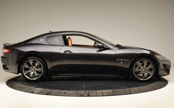 Maserati Granturismo серый арендовать спорткар на свадьбу съемки кино фото