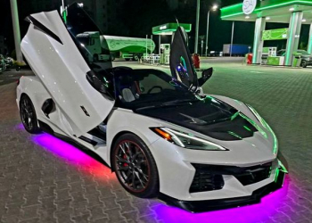 Кабриолет Chevrolete Corvette белый на съемки фотосессии свадьбы аренда