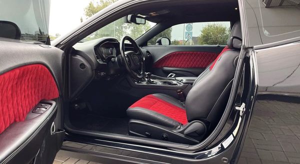Dodge Challenger черный взять спорткар на прокат без водителя
