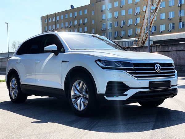 Volkswagen Touareg белый внедорожник заказать на свадьбу прокат без водителя