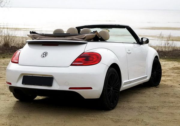 Volkswagen Beetle белый прокат без водителя на свадьбу трансфер