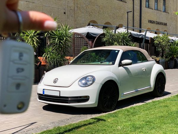 Volkswagen Beetle белый прокат без водителя на свадьбу трансфер