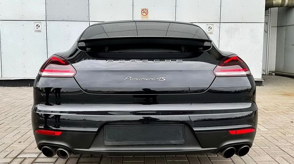 Прокат Porsche Panamera 4S Executive в Киеве без водителя на свадьбу фотосессию