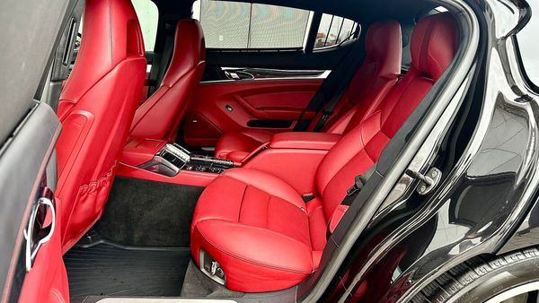 Прокат Porsche Panamera 4S Executive в Киеве без водителя на свадьбу фотосессию