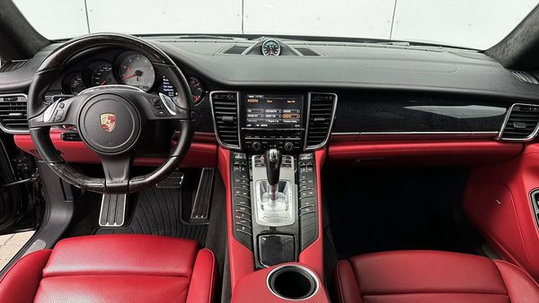 Прокат Porsche Panamera 4S Executive в Киеве без водителя на свадьбу фотосессию