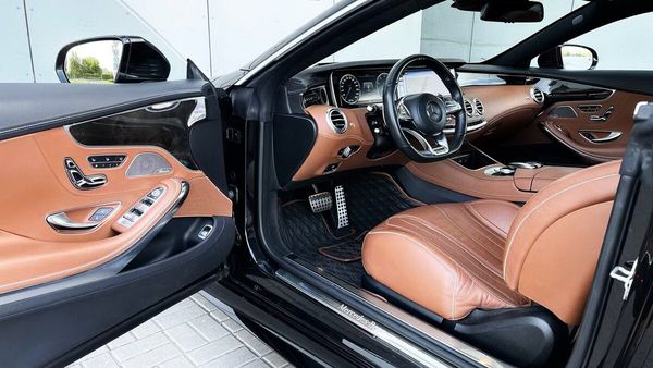 Спорткар Mercedes-Benz W217 S560 AMG Coupe черный на прокат без водителя 