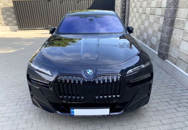 Vip-авто BMW i7 xDrive черный аренда электрокара с водителем на свадьбу на прокат 