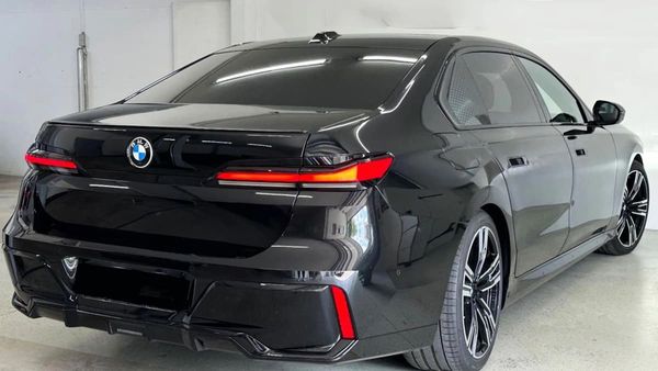 Vip-авто BMW i7 xDrive черный аренда электрокара с водителем на свадьбу на прокат 