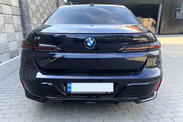 Vip-авто BMW i7 xDrive черный аренда электрокара с водителем на свадьбу на прокат 