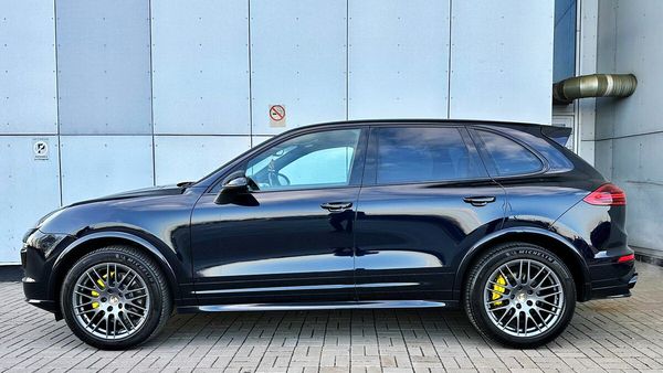 Внедорожник Porsche Cayenne с водителем без водителя на свадьбу