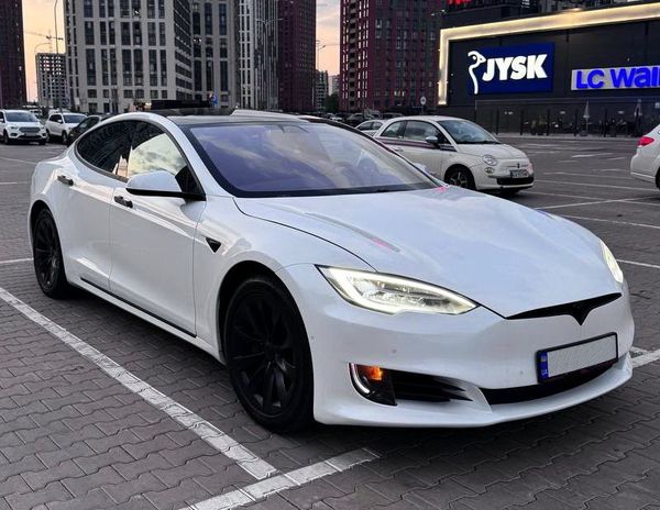 Электрокар Tesla Model S белая прокат без водителя аренда с водителем на свадьбу