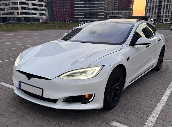 Электрокар Tesla Model S белая прокат без водителя аренда с водителем на свадьбу