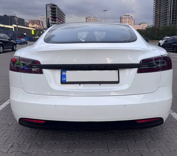 Электрокар Tesla Model S белая прокат без водителя аренда с водителем на свадьбу