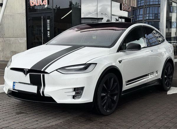Tesla Model X біла електричний позашляховик замовити на весілля