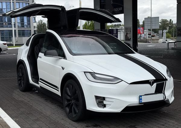 Tesla Model X біла електричний позашляховик замовити на весілля