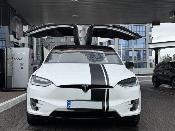 Tesla Model X біла електричний позашляховик замовити на весілля