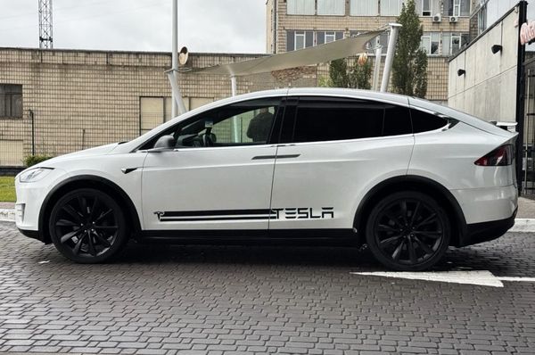 Tesla Model X біла електричний позашляховик замовити на весілля