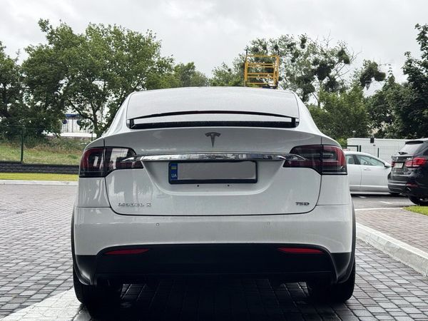 Tesla Model X біла електричний позашляховик замовити на весілля