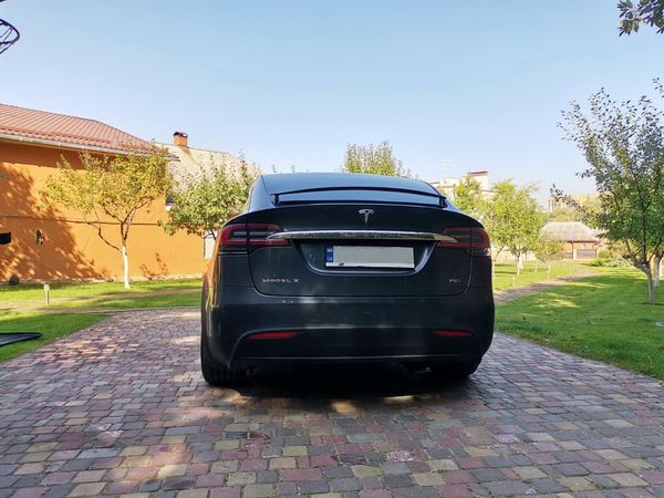 Tesla Model X серая электрический внедорожник арендовать на свадьбу съемки на прокат 