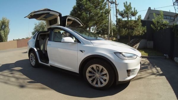 Tesla Model X белая электрический внедорожник заказать на свадьбу 