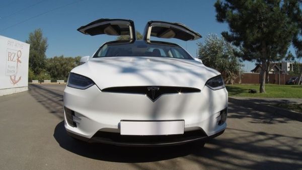 Tesla Model X белая электрический внедорожник заказать на свадьбу 