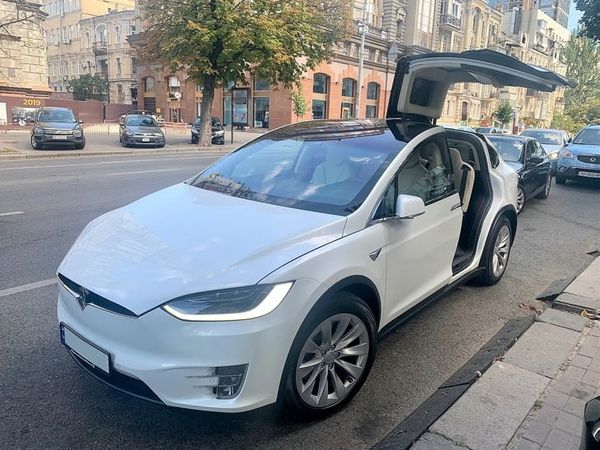 Tesla Model X белая электрический внедорожник заказать на свадьбу 