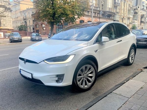 Tesla Model X белая электрический внедорожник заказать на свадьбу 