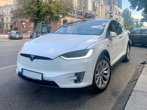 Tesla Model X белая электрический внедорожник заказать на свадьбу 